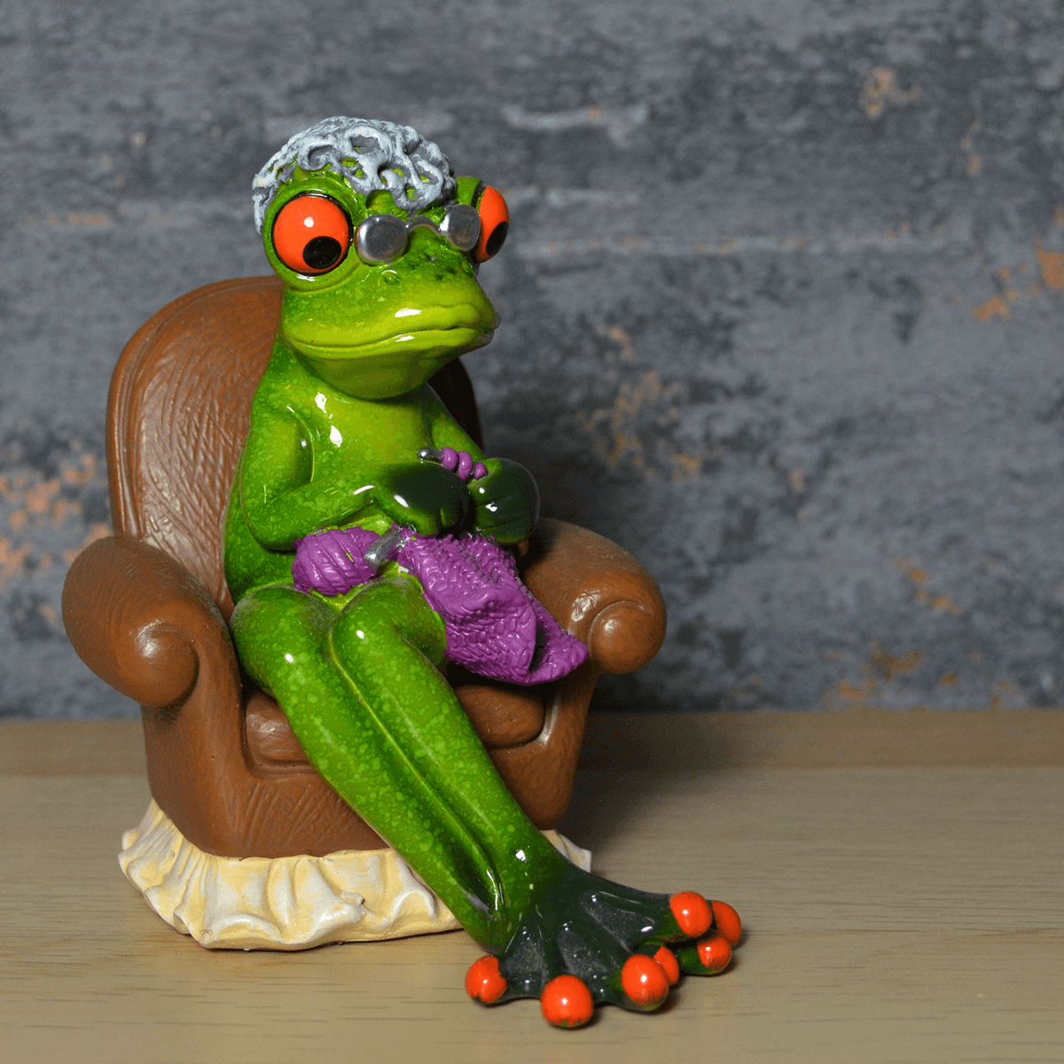 Comical Frog Ornament - Granny - TwoBeeps.co.uk