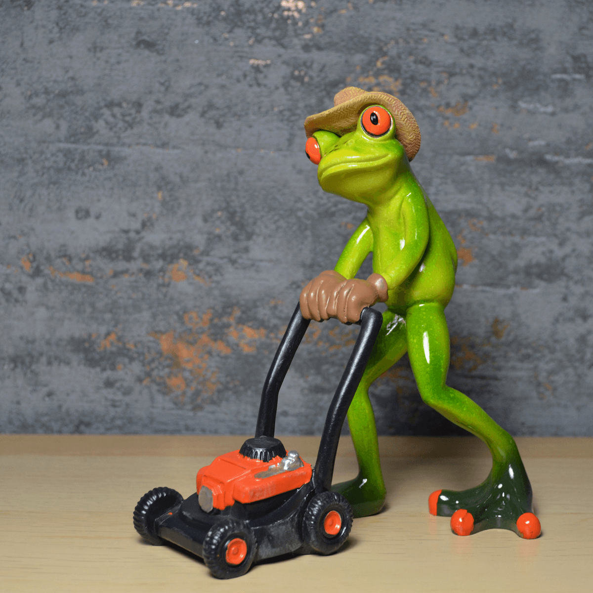 Comical Frog Ornament - Gardener - TwoBeeps.co.uk